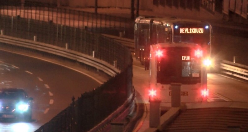 Arızalanan metrobüsü kontrol eden şoföre başka metrobüs çarptı