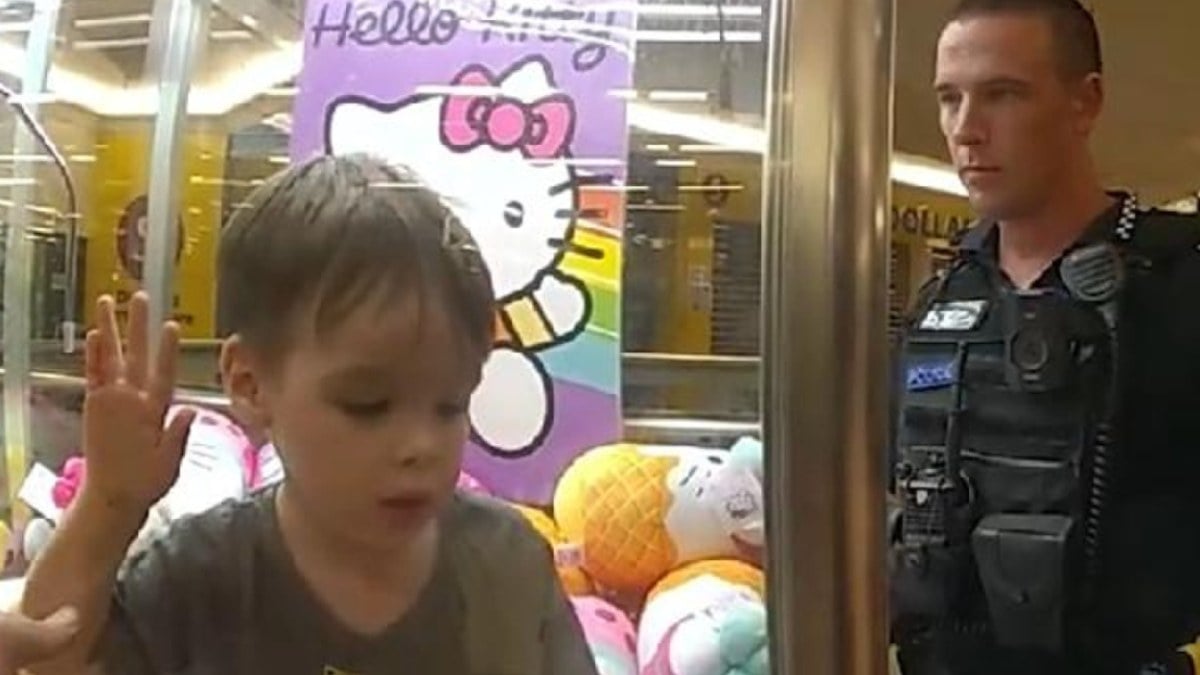 Avustralya’da oyuncak makinasına sıkışan küçük çocuğu polisler kurtardı