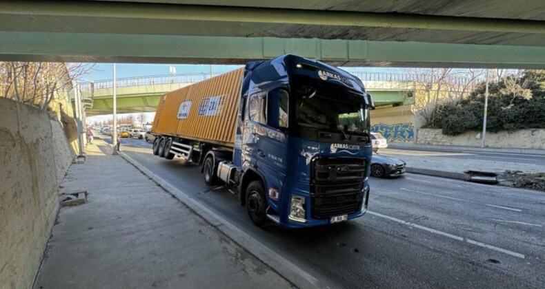 Bakırköy’de tırın dorsesi üst geçide takıldı: 3 araç kaza yaptı