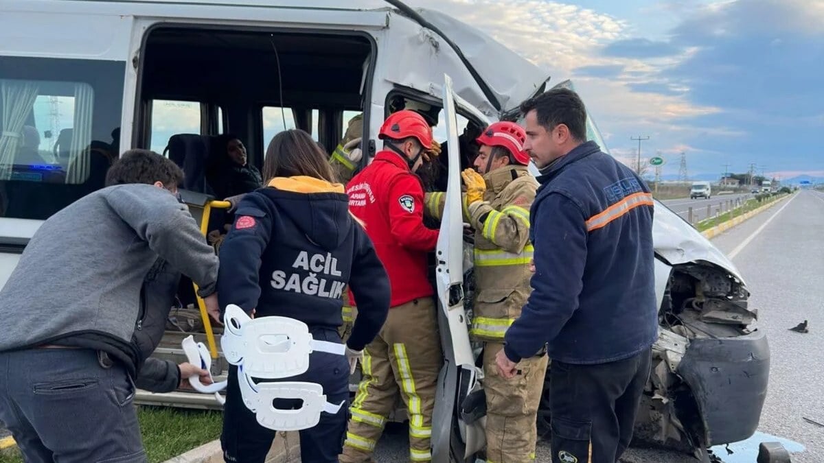 Balıkesir’de fabrika işçilerini taşıyan servis ile tır çarpıştı