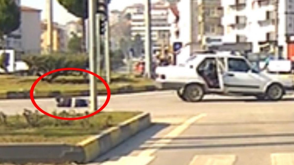 Bartın’da küçük çocuk otomobilin açılan kapısından yola düştü