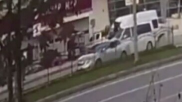 Batman’da otomobilin çarptığı genç kızın metrelerce havaya fırladığı kaza kamerada