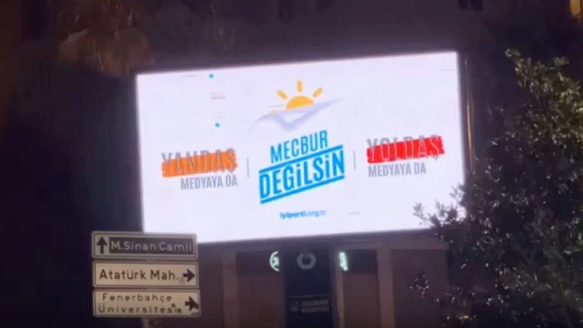 Battal İlgezdi, İBB’nin engellediği İYİ Parti afişlerini Ataşehir’e astırdı