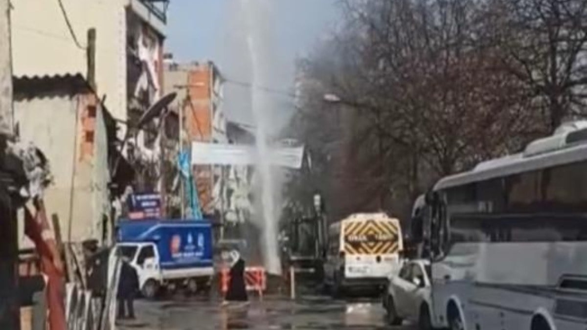 Beyoğlu’nda isale borusu patladı: Fışkıran su binaların boyunu geçti