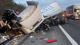 Bolu’da bariyerlere çarpan tırın şoförü yara almadan kurtuldu