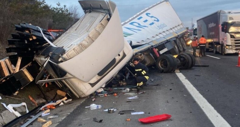 Bolu’da bariyerlere çarpan tırın şoförü yara almadan kurtuldu