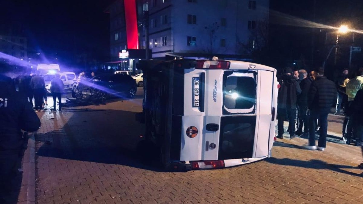 Bolu’da otomobille çarpışan minibüs devrildi: 2 yaralı