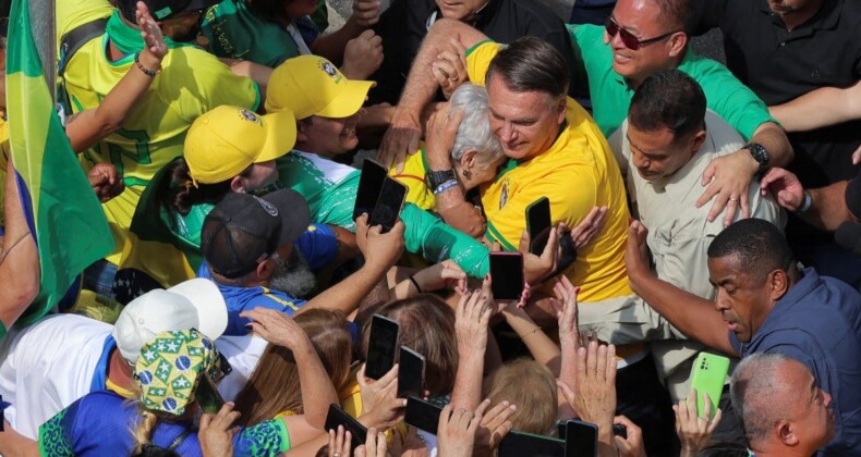 Brezilya’da eski Devlet Başkanı Bolsonaro’nun destekçileri sokakta