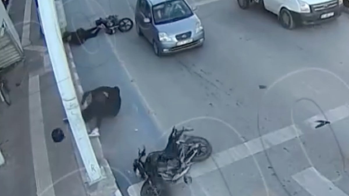 Burdur’da direğe çarpan motosikletlinin kaskı başından fırladı