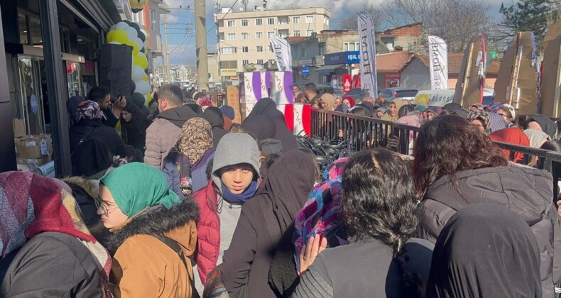 Bursa’da açılışa özel kampanya düzenleyen mağazada izdiham yaşandı