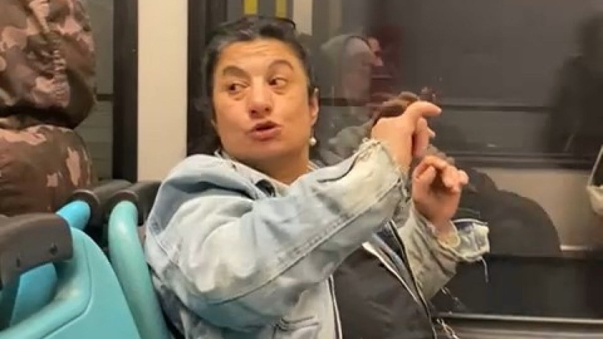 Bursa’da alkollü kadın metroda yolculara saldırdı! O anlar kamerada…