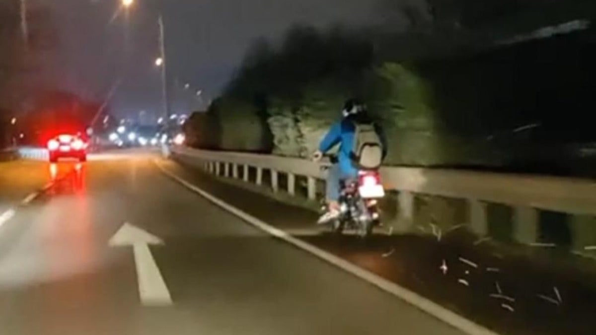 Bursa’da arızalanan motosiklet egzozdan çıkan kıvılcıları hiçe saydı