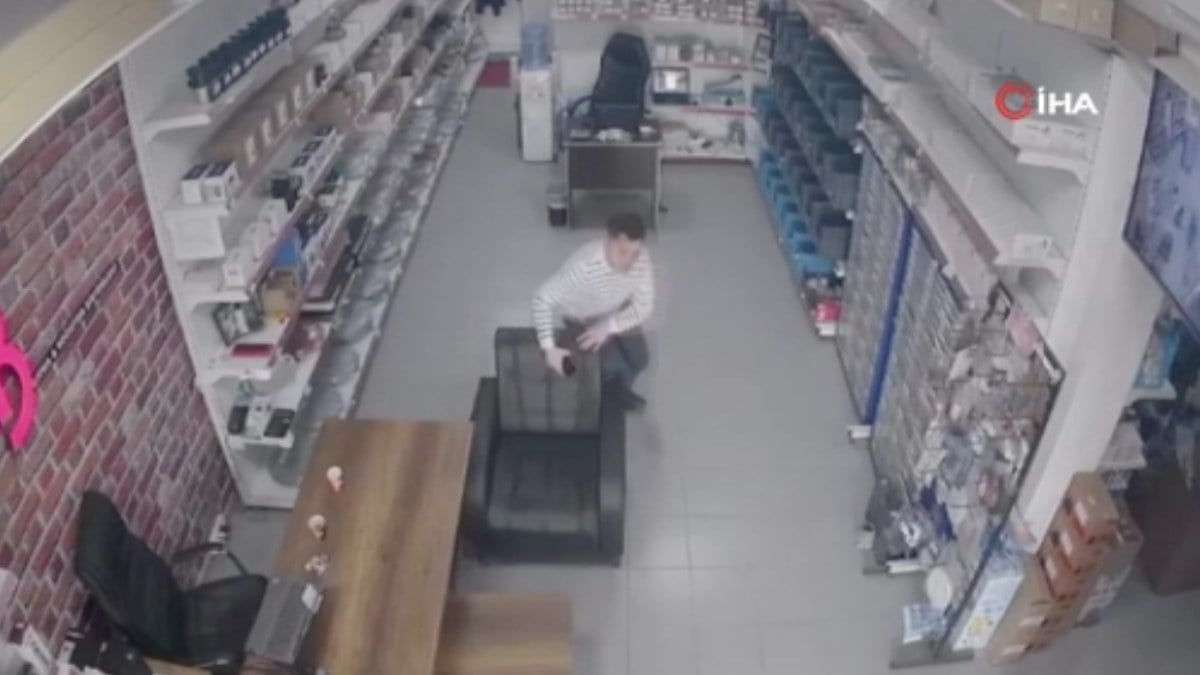 Bursa’da deprem anında yaşanan panik kamerada