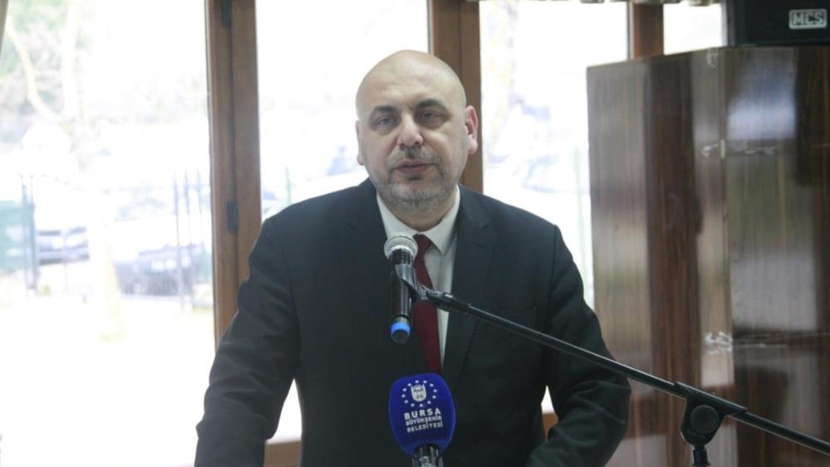 Bursa’da kürsüde depremi konuştuğu sırada sarsıntı meydana geldi