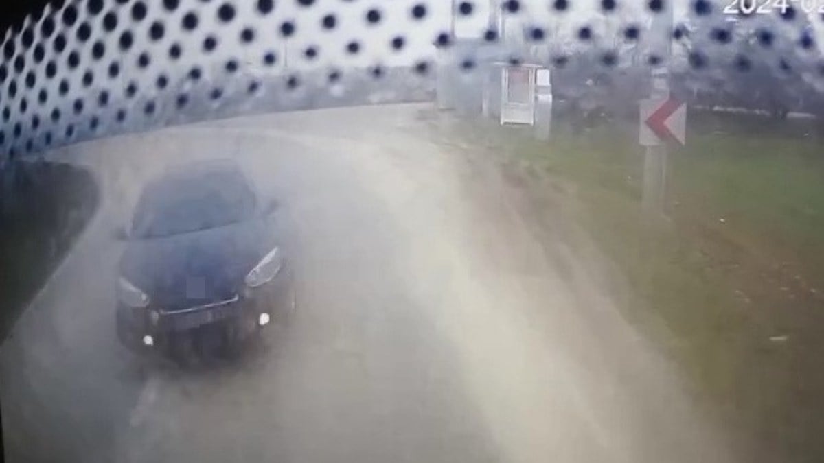 Bursa’da otobüs ile otomobilin kafa kafaya çarpıştığı kaza anı