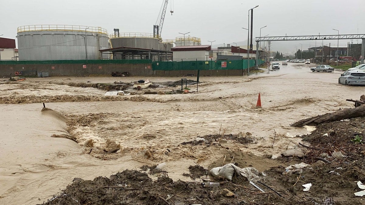Çanakkale’yi sağanak vurdu! Kepez Çayı bir kez daha taştı