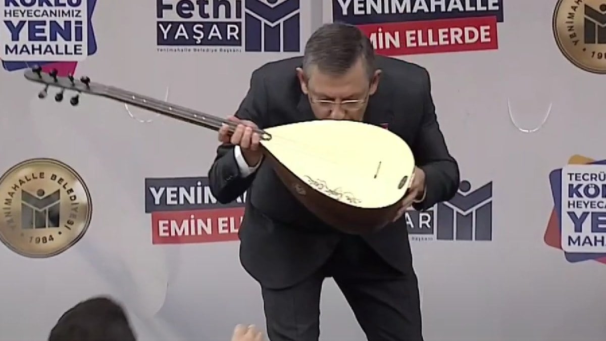 CHP Genel Başkanı Özel, hediye edilen sazı öptü