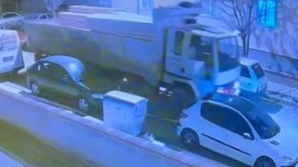 Çorum’da kamyon park halindeki araçlara çarparak ilerledi