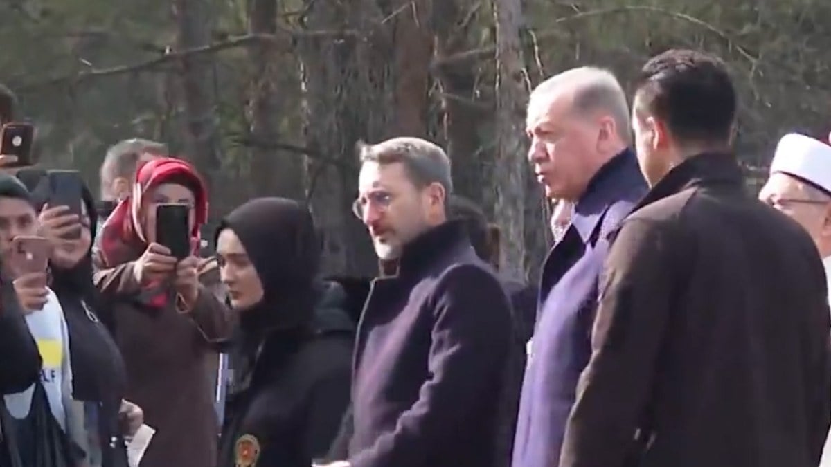 Cumhurbaşkanı Erdoğan deprem bölgesinde Kur’an-ı Kerim okudu