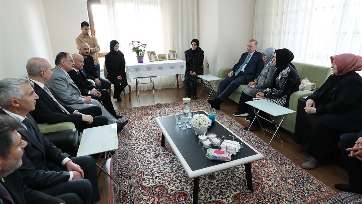 Cumhurbaşkanı Erdoğan’dan Kahramanmaraş’ta depremzede aileyle ziyaret