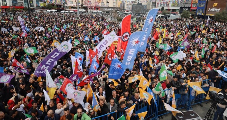 DEM Parti Esenyurt’ta miting düzenledi: Terör elebaşının posterini açtılar