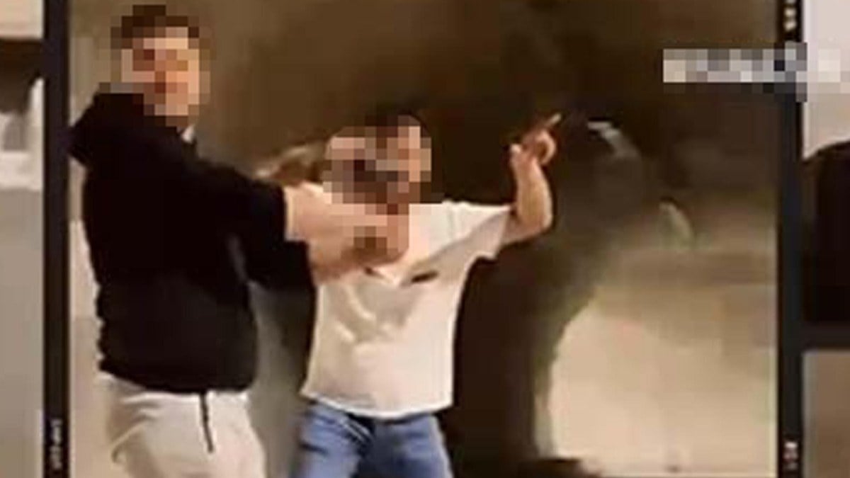 Denizli’de tehlikeli yolculuk: Arabanın üstüne çıkıp alkolle ellerini yıkaladılar