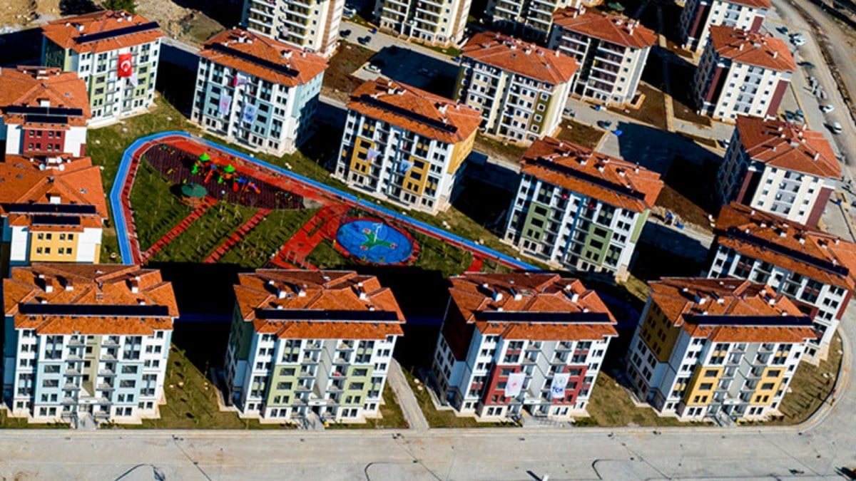 Depremin vurduğu iller yeniden inşa edildi: Afet konutlarının kurası çekiliyor