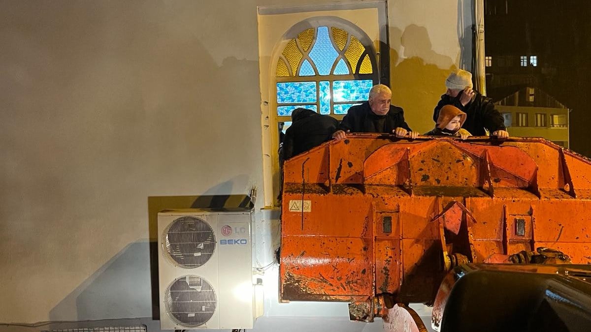 Dere taşınca Artvin’de sel oldu! Camide mahsur kalan cemaatin kurtarılma anları