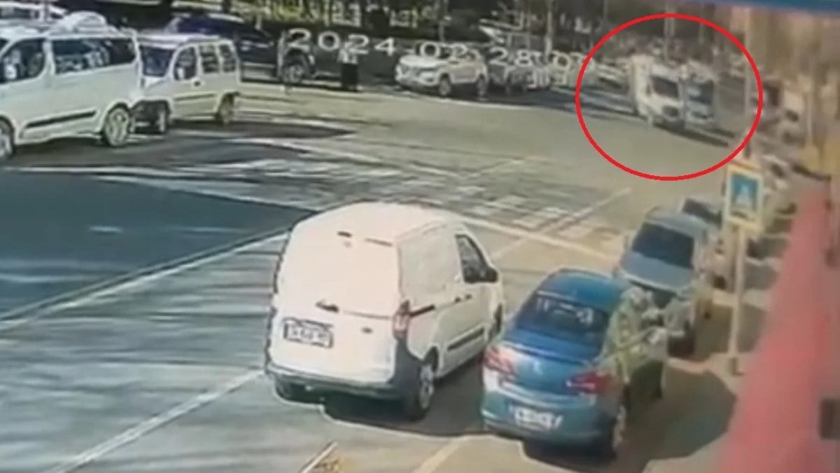 Diyarbakır’da 2 minibüs kafa kafaya çarpıştı: 3’ü ağır, 8 yaralı