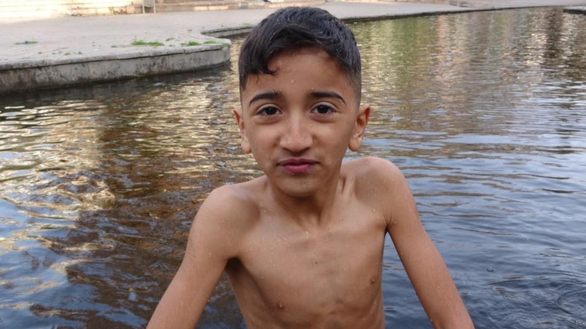 Diyarbakır’da çocuklar kışın ortasında süs havuzuna girdi