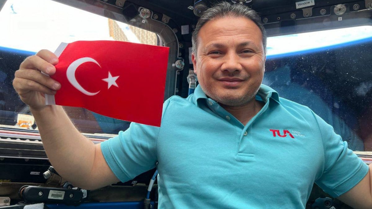 Dönüşü ikinci kez ertelendi! Alper Gezeravcı’dan paylaşım geldi: Sabırsızlıkla bekliyorum