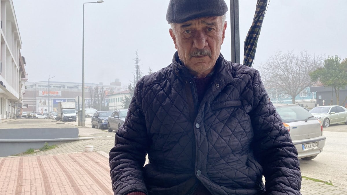 Düzce’de çay ocağında oturduğu sırada yanına yorgun mermi düştü