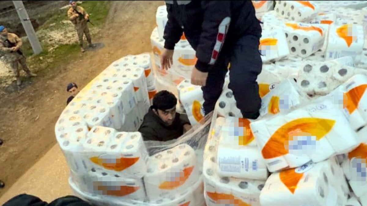 Düzce’de havlu kolileri arasından kaçak göçmenler çıktı