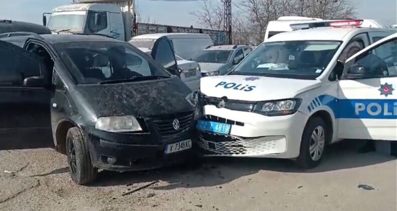 Edirne’de Bulgaristan plakalı otomobil, ekip aracına çarptı: 2 polis yaralı