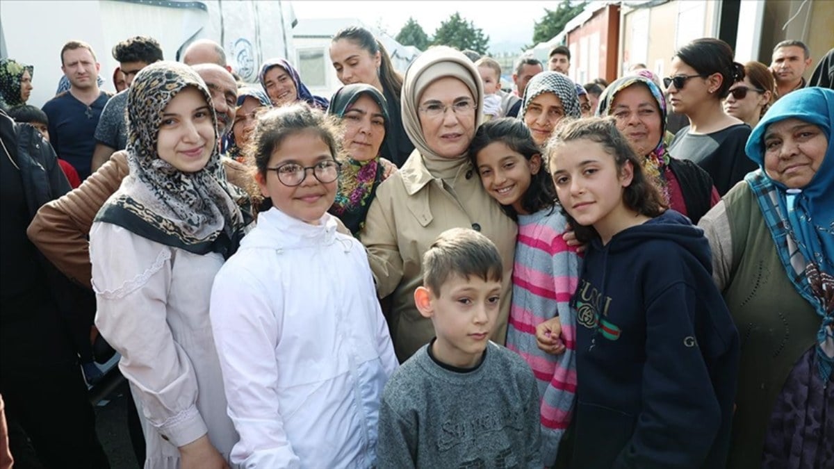 Emine Erdoğan’dan deprem paylaşımı: ‘Asrın birlikteliği’ ile yeniden umut bulduk
