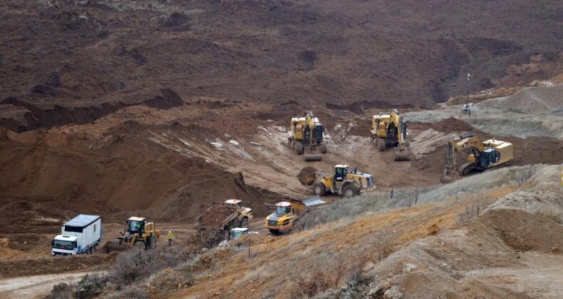 Erzincan’da heyelan bölgesinde son durum: Heyelan riski olan toprak kütlesine müdahale çalışmaları sürüyor