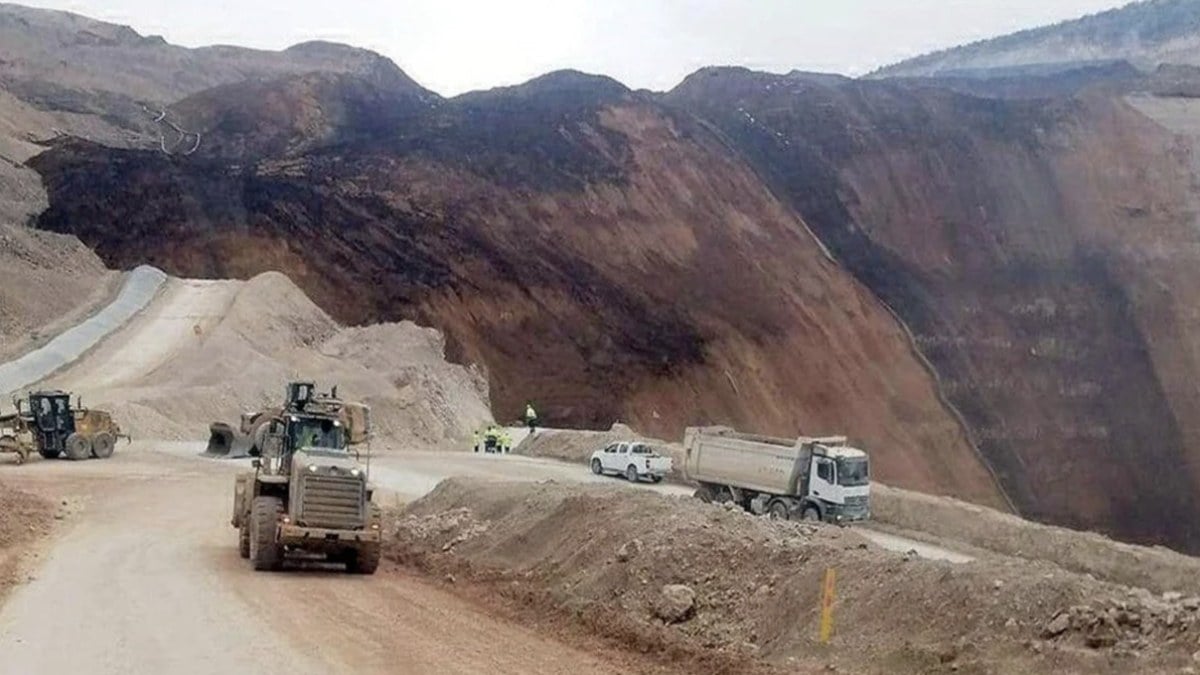 Erzincan’da toprak kayması! Sabırlı Deresi’nin Fırat Nehri’ne ulaştığı menfezin kapakları kapatıldı