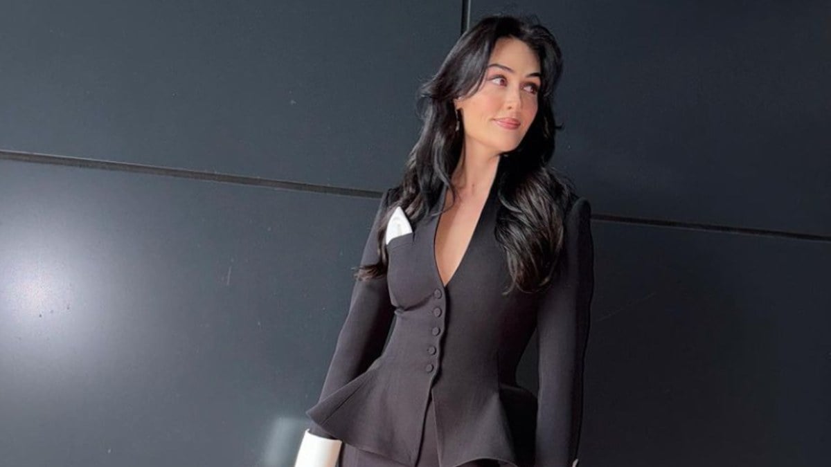 Esra Bilgiç siyah mini elbisesiyle büyüledi! “Türkiyenin en güzel kadını”