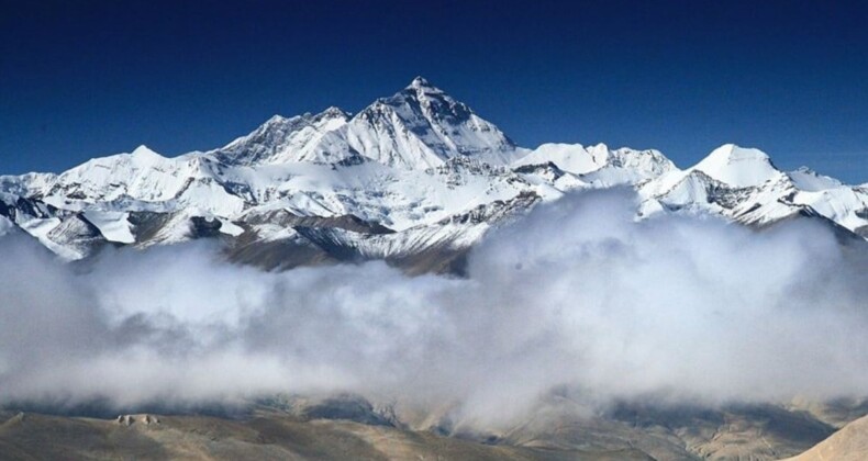 Everest Dağı, tırmanan dağcıların dışkılarıyla kirleniyor