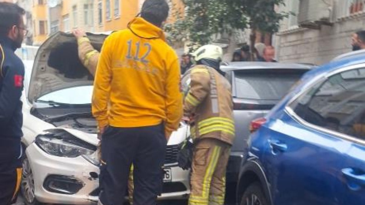 Fatih’te park yeri kavgası: Ters yöne girip 2 araca çarptı