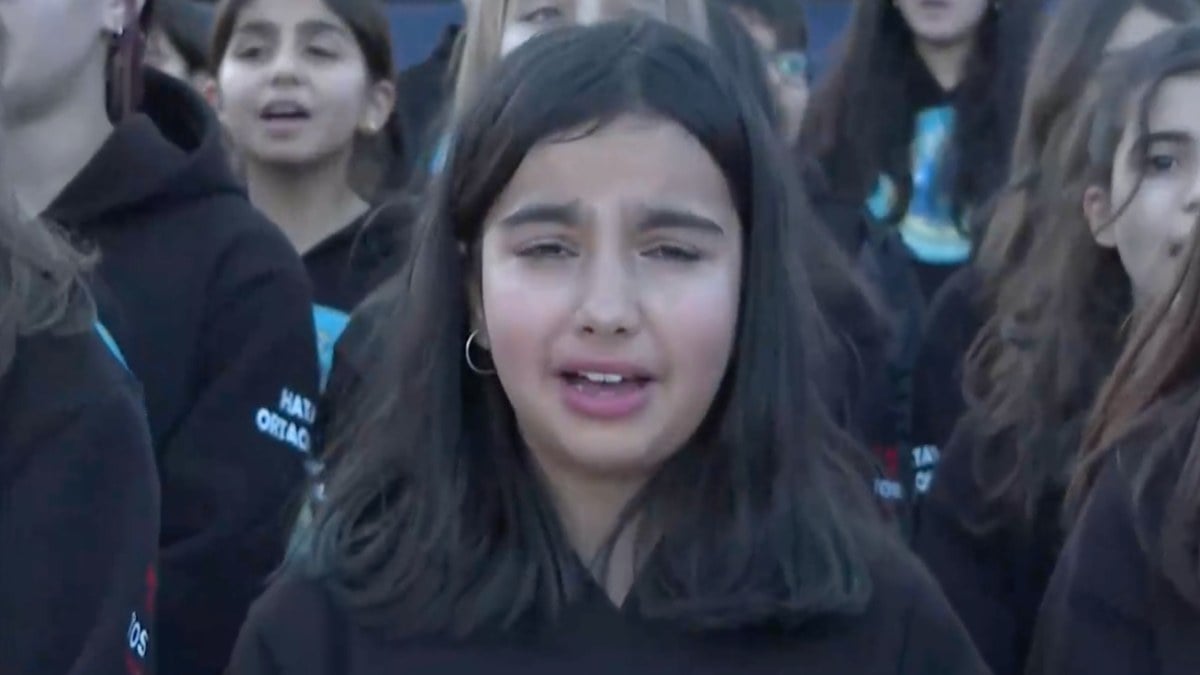 Felaketin yıl dönümünde Hatay’da yoğun duygular: Şarkı söylerken hıçkırarak ağladı