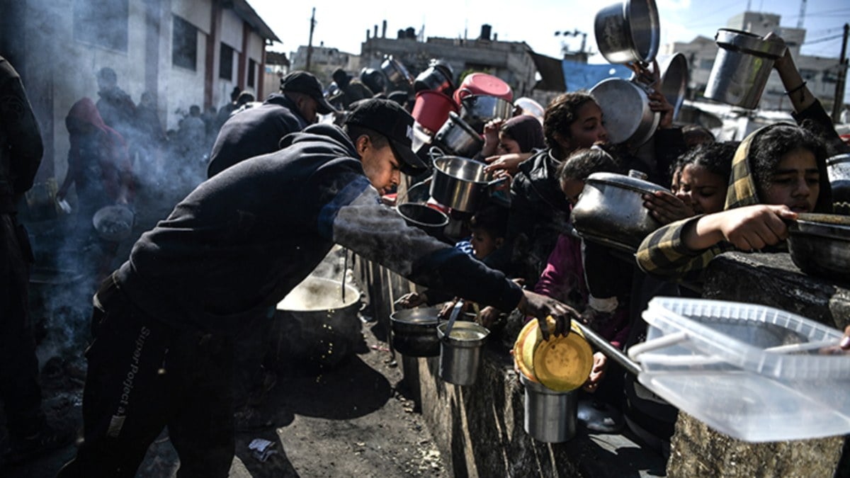 Gazze halkı bir kap yemek için saatlerce sıra bekliyor