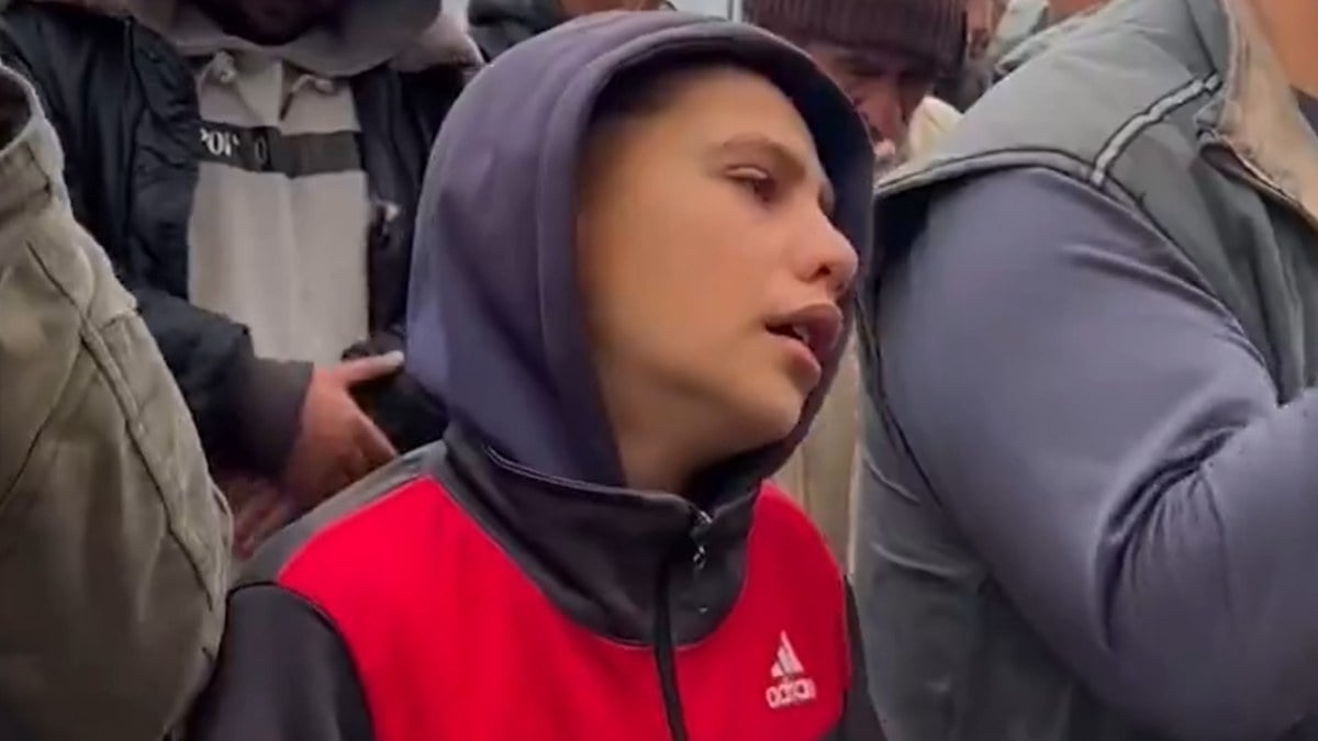 Gazze’ye bomba yağıyor! Tüm ailesini kaybeden çocuk, cenaze namazında gözyaşlarına boğuldu