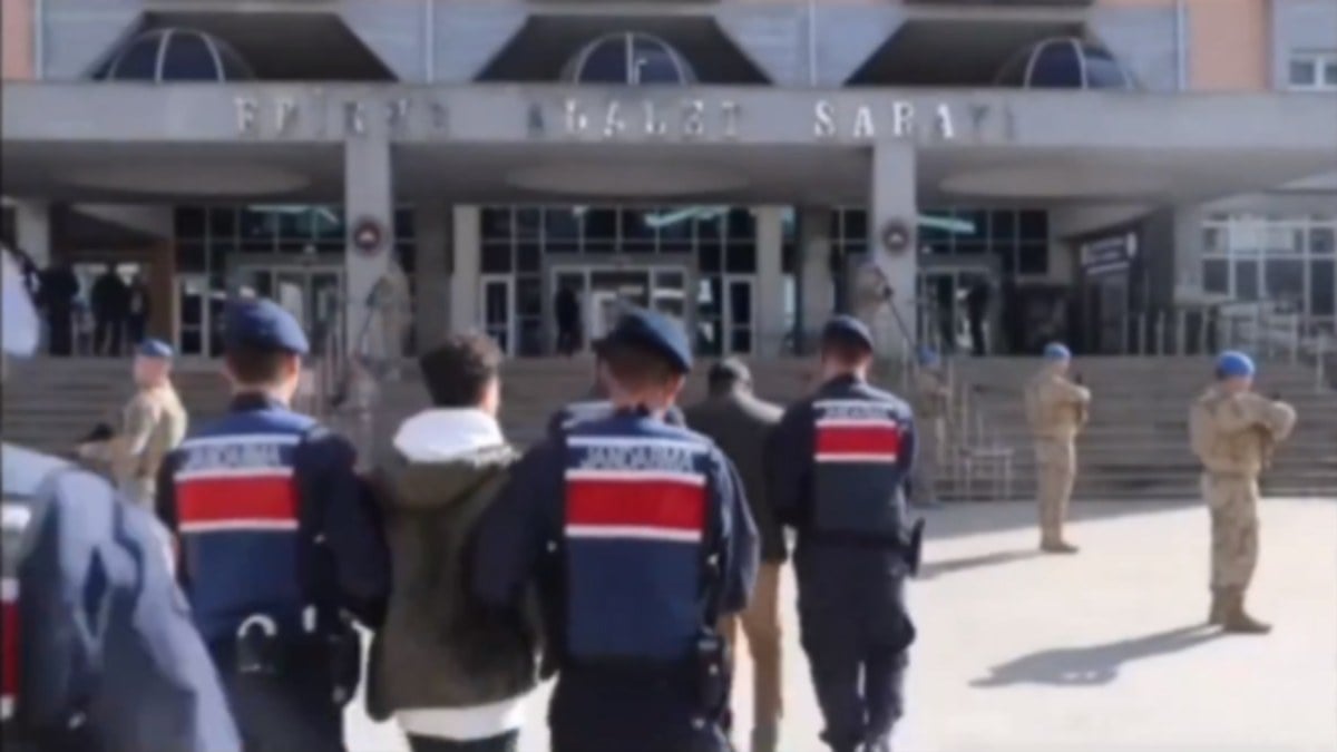 Göçmen kaçakçılarına operasyon! 49 kişi yakalandı