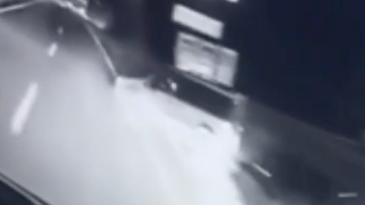 Gümüşhane’de yolcu otobüsünün hafif ticari araca çarptığı anlar kamerada