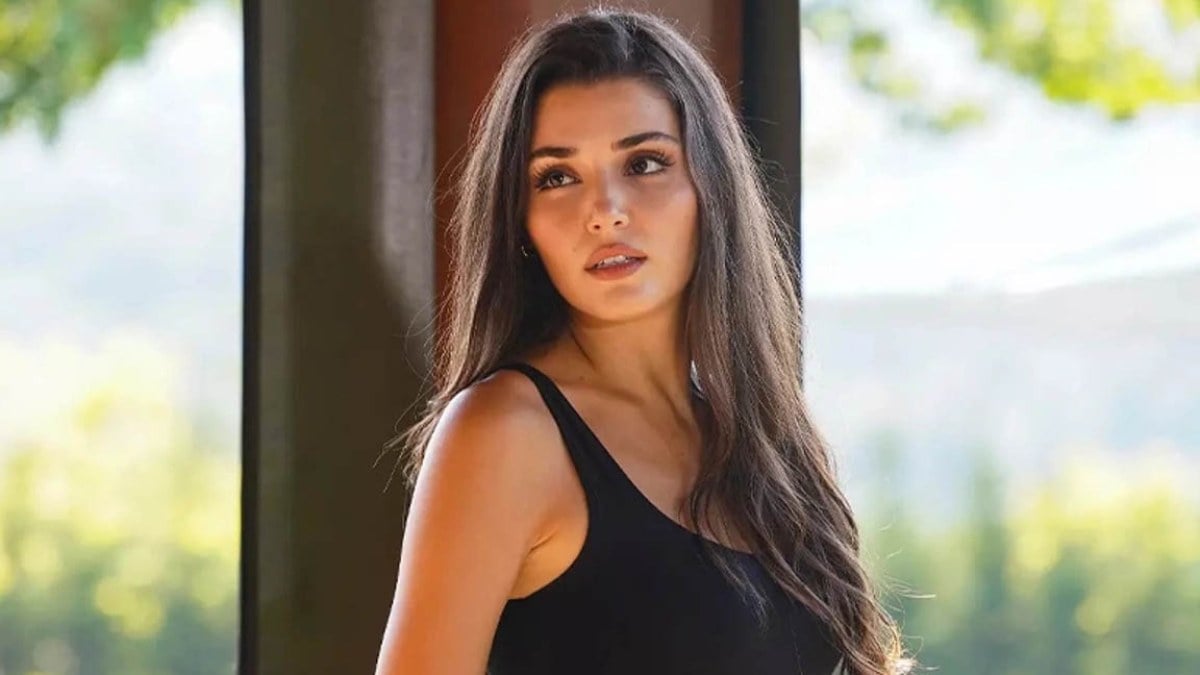 Hande Erçel mini etekli Londra pozlarıyla mest etti! O karelere yorum yağdı…