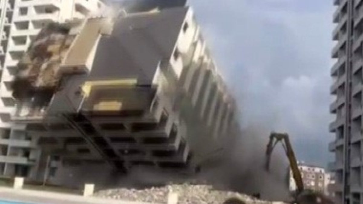 Hatay’da 13 katlı binanın yıkımı paniğe neden oldu: O anlar