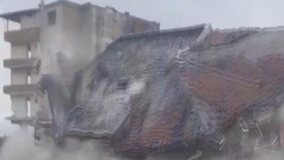 Hatay’da 6 katlı binanın yerle bir oldu… O anlar kaydedildi