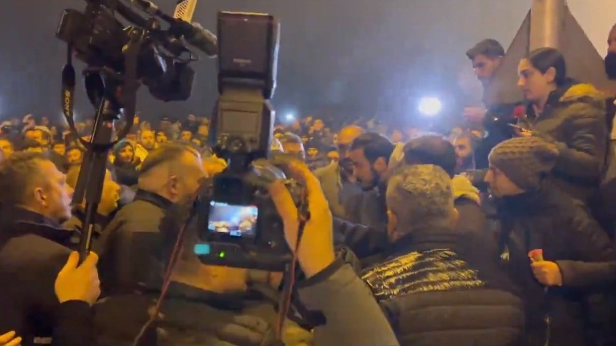 Hatay’da asrın felaketinin yıl dönümünde anma: Depremzedeler Özgür Özel’i protesto etti