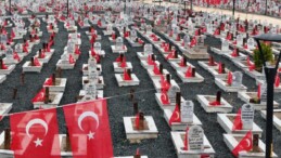 Hatay’da depremde hayatını kaybedenlerin mezarları Türk bayrağı ile donatıldı